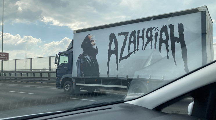 Nagy kamionnal szállítják Azahriah koncertfelszerelését /Fotó: Fuszek Gábor