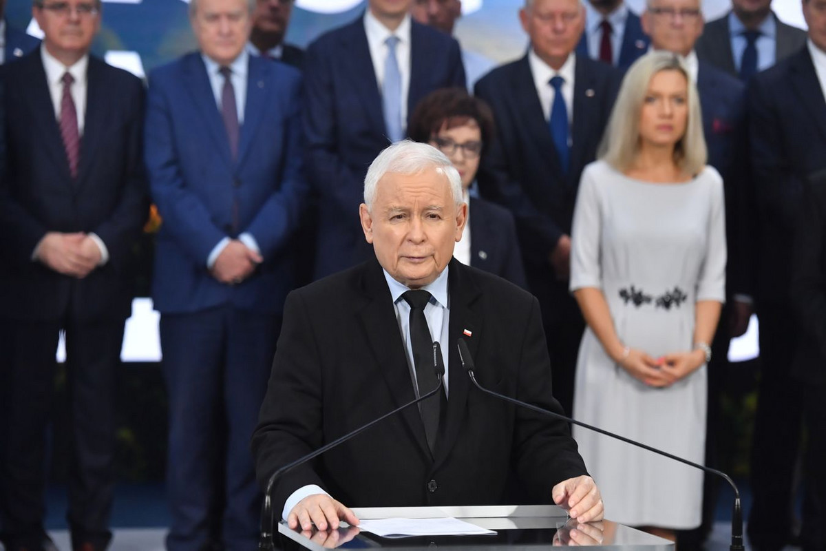 PiS serves as a voting venue.  The recording uses statements by Jarosław Kaczyński