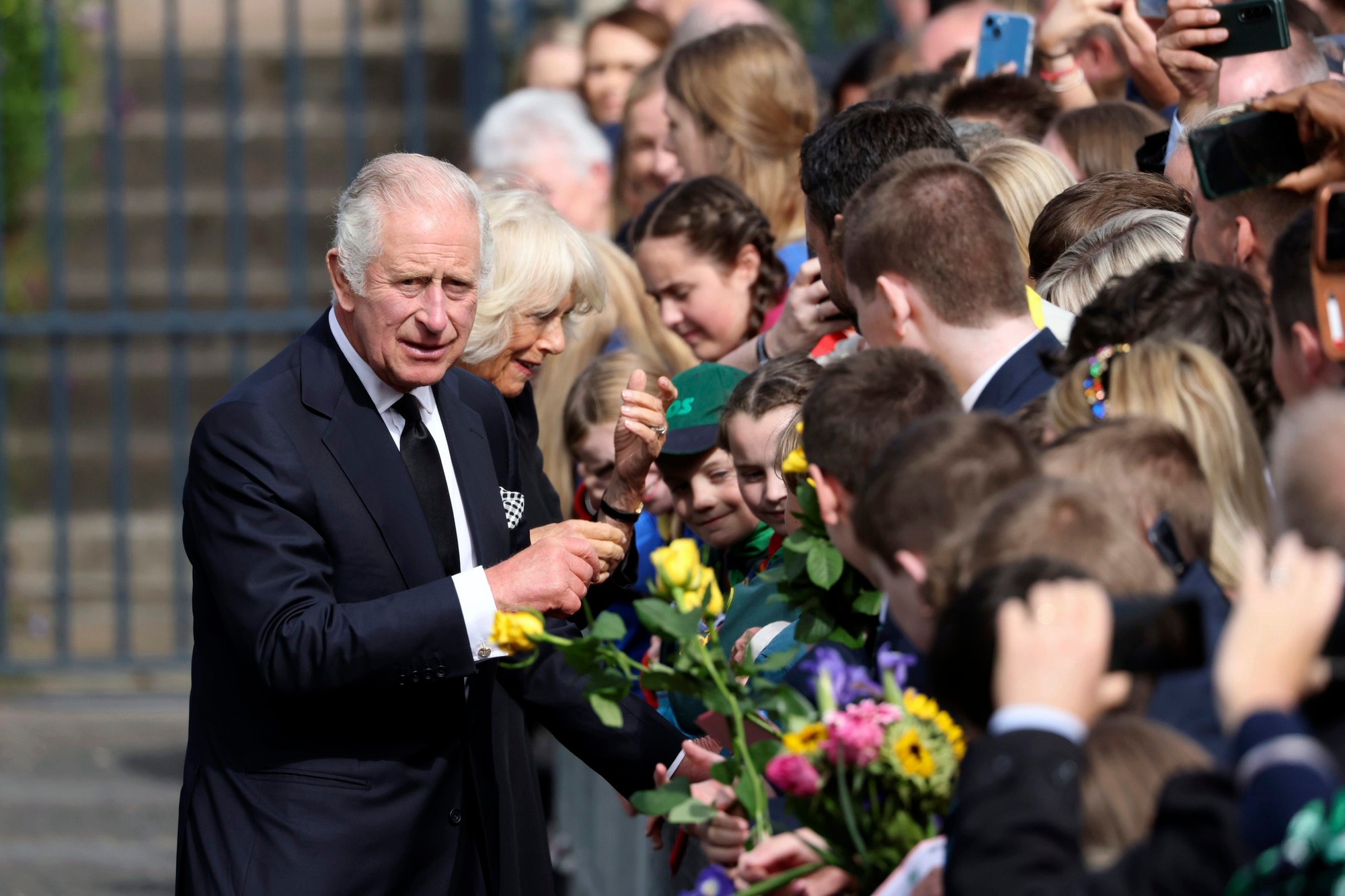 Kráľ Karol III. počas návštevy hradu Hillsborough.