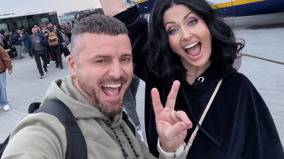 Unde au ajuns Gabriela Cristea și Tavi Clonda de ziua vedetei, după aproape 4 ore de întârziere a zborului: „A început vacanța părinților”