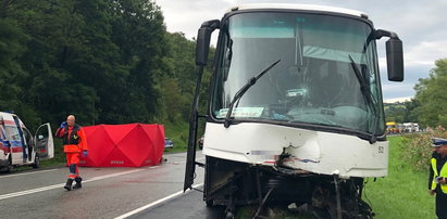 Tragiczne zderzenie autobusu z osobówką! Dwóch ojców nie żyje, troje dzieci rannych