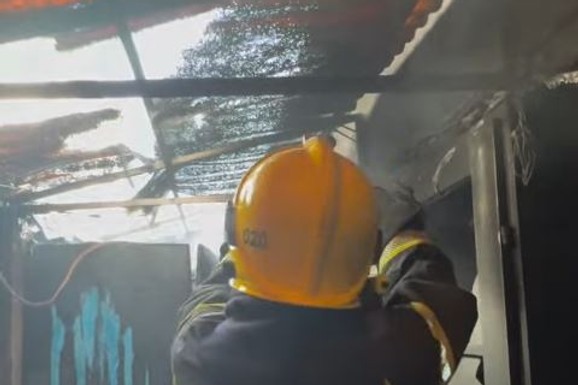 (VIDEO) POŽAR U NOVOM SADU Zapalilo se više prostorija u stambenom objektu: Vatrogasci na terenu