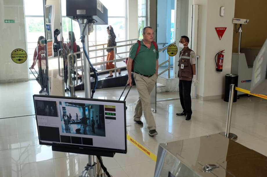 Pomiary temperatury ciała za pomocą kamer termowizyjnych wprowadzono m.in. na lotniskach w Indonezji
