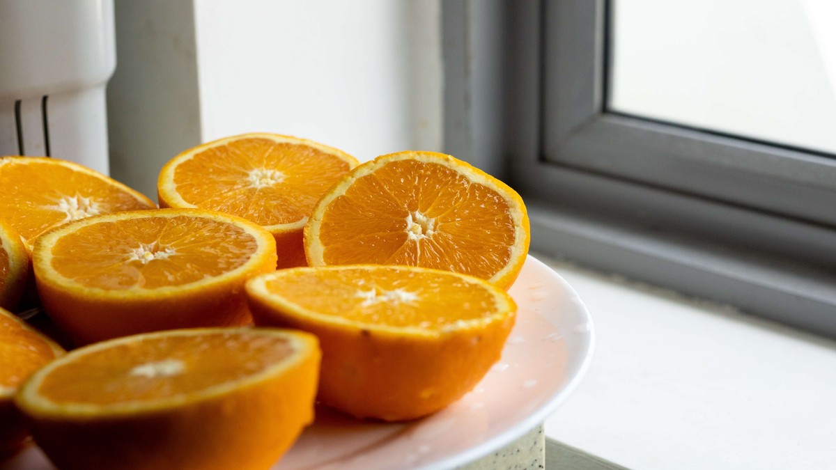 U proleće ljudi masovno stavljaju kore pomorandže pored prozora: Trik za teranje muva iz kuće