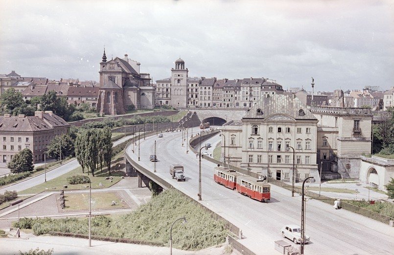 Wszystkie eksponowane fotografie pochodzą ze zbioru 6000 zdjęć autorstwa Zbyszka Siemaszki, które przechowywane są w Narodowym Archiwum Cyfrowym. Spośród nich wybrane zostały właśnie te dotyczące Traktu Królewskiego. – Chcemy, żeby spacerujący warszawiacy i turyści mogli udać się także na spacer w czasie i zobaczyć, jak prezentował się Nowy Świat, Krakowskie Przedmieście i Starówka w latach 50., 60. i 70. Pokazujemy jak wyglądali ludzie, jak zmieniło się miasto, czym żyła stolica – mówi Bartłomiej Kuczyński z NAC. Zbyszko Siemaszko (ur. 1925) znany jest przede wszystkim z doskonałych fotografii architektury oraz dokumentacji codziennego życia mieszkańców stolicy. Początkowo prowadził pracownie fotograficzne w Społecznym Przedsiębiorstwie Budowlanym oraz w Państwowym Przedsiębiorstwie Budowlanym Konserwacji Architektury Monumentalnej w Warszawie. Następnie przez wiele lat był fotoreporterem tygodnika „Stolica” (1953-69), dla którego wykonał słynne reportaże z drążenia tunelu metra na Targówku (1956), koncertu Marleny Dietrich (1964), z zalanej ulewnymi deszczami ulicy Puławskiej (1968), a także z obchodów pierwszomajowych, centralnych dożynek czy procesji Bożego Ciała w Warszawie. Zbiór fotografii Siemaszki przechowywany w Narodowym Archiwum Cyfrowym jest już precyzyjnie opracowany i dostępny w internecie w serwisie „Zbiory NAC online”. Można w nim przeglądać m.in. portrety przedstawicieli licznych zawodów, wykonane z pietyzmem miejskie krajobrazy, liczne fotografie przechodniów oraz reportaże zarówno z oficjalnych imprez, jak i wydarzeń związanych z działalnością Kościoła.