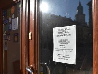 Nieczynna restauracja przy Rynku Starego Miasta w Lublinie, 5.02.2021. W związku z epidemią koronawirusa obowiązuje zakaz stacjonarnej działalności lokali gastronomicznych i restauracji