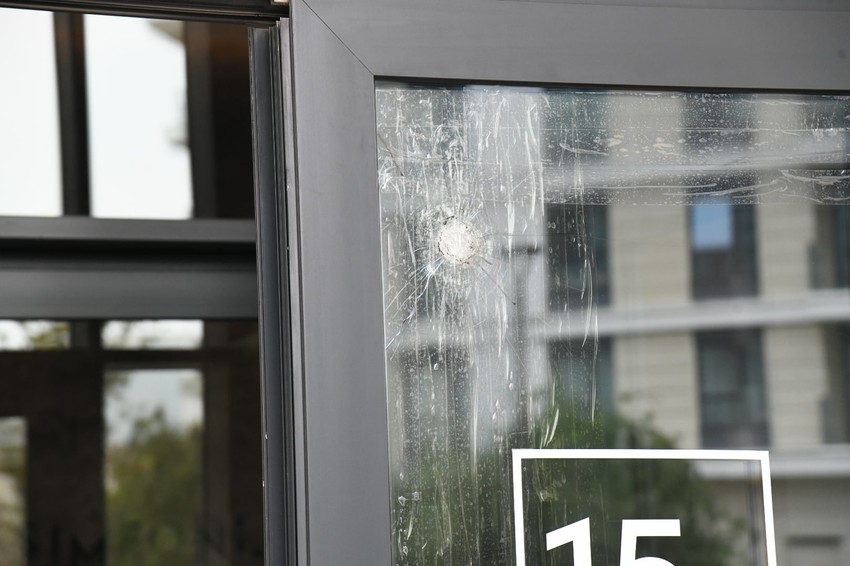 Rupa od metka u ulaznim vratima od okolne zgrade 