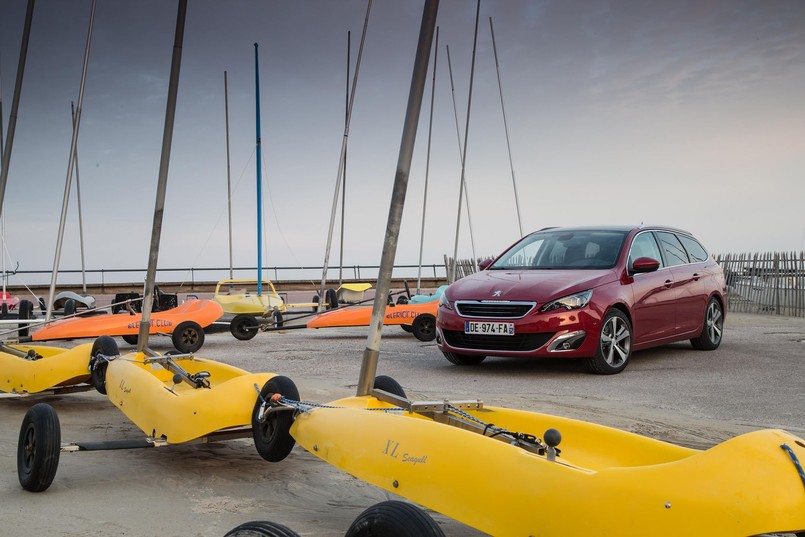 W porównaniu do hatchbacka, który wcześniej został wybrany najlepszym samochodem 2014 roku (Car of the Year 2014), kombiak jest o ok. 33 cm dłuższy i mierzy od początku do końca 4,58 m (wysokość 1,47 m).