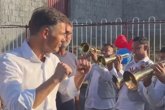 "VOLIM MOMKE KOJI PIJU RAKIJU" Siniša Mali đuskao sa pristalicama u Bojniku kod Leskovca