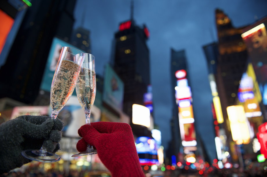 Przywitaj nowy rok w szalonym tłumie podczas imprezy na Times Square w Nowym Jorku, w USA