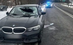 Lód spadający z naczepy ciężarówki ranił kierowcę auta osobowego. Przerażające zdjęcia