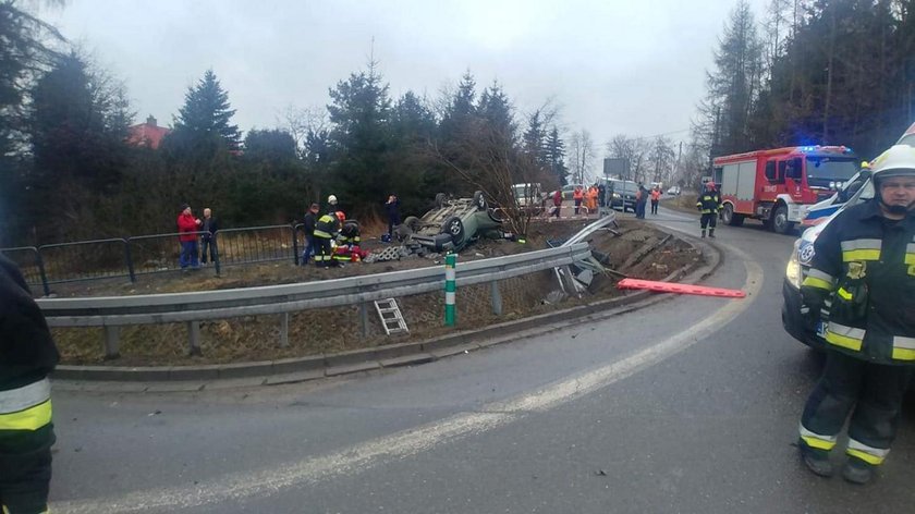 Auto wypadło z zakopianki. Trzy osoby ciężko ranne