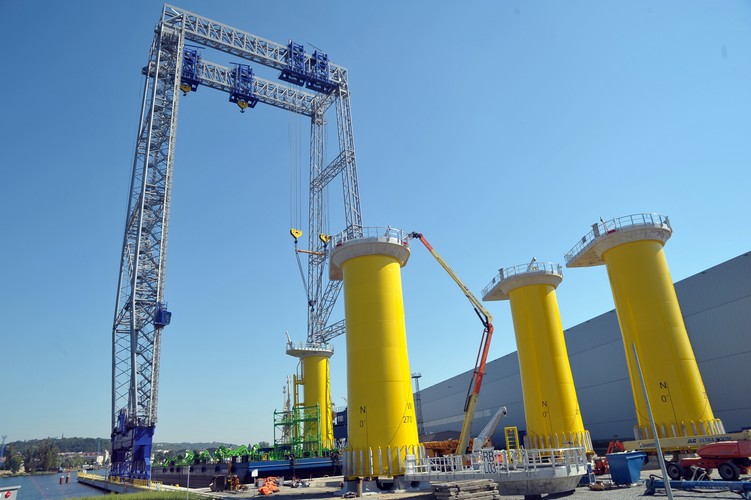 Barki wraz z platformami popłyną do Wielkiej Brytanii do Great Yarmousth. Kolejne barki ładowane będą co 5 dni. Jednak to zależy od sprzyjających warunków pogodowych. 
<br><br>fot. (ukit) PAP/Marcin Bielecki