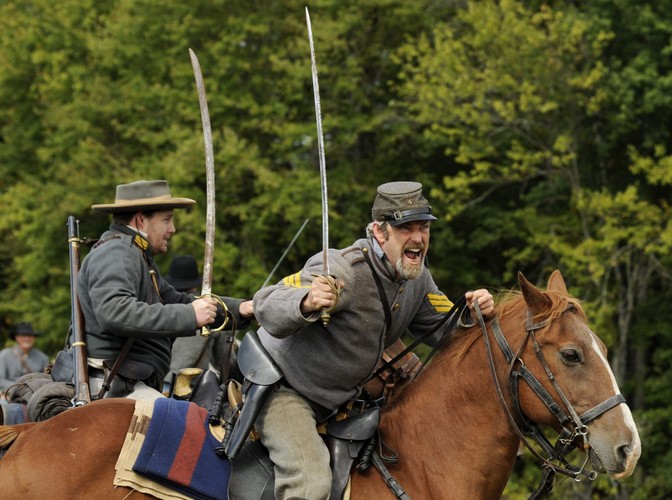 Kawaleria z dobytymi szablami rusza w bój