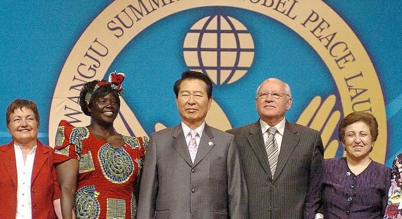 GWANGJU, REPUBLIC OF KOREA: (L to R) Mairead Corrigan Maguire, British civil rights actvist and 1976 Nobel Peace Prize, Kenya's Wangari Maathai, environmental activisit and 2004 Nobel Peace Prize, Kim Dae-Jung, who won the prize in 2000 for improving inter-Korean relations, former Soviet leader Mikhail Gorbachev, the 1990 winner who helped end the Cold War, and Shirin Ebadi, Iranian women's rights activist who won the prize in 2003, pose after a press conference of the 2006 Gwangju Summit of Nobel Peace Laureates, in Gwangju, 17 June 2006. (Photo by KIM JAE-HWAN/AFP via Getty Images)