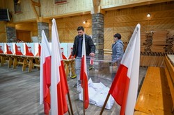 Trzaskowski zdeklasował konkurencję w Azji. Nawrocki z minimalnym poparciem