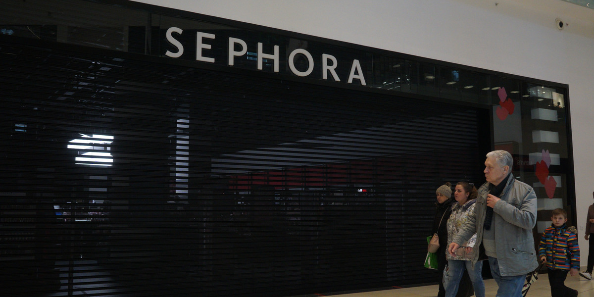 Zamknięty sklep sieci Sephora w Moskwie.