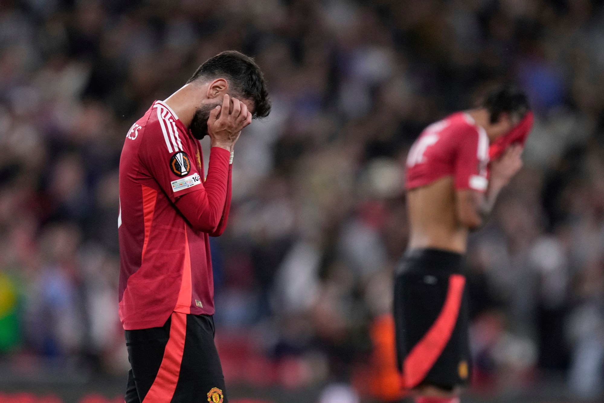 Futbalisti Manchestru United reagujú po prehre vo finálovom zápase Európskej ligy.