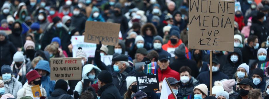 W niedzielę Polacy okazywali sprzeciw wobec działań zmierzających do ograniczenia wolności mediów w Polsce na ponad stu demonstracjach. Do godziny 22 pod apelem w obronie TVN podpisało się dwa miliony osób. Kraków, 19 grudnia 2021 r.