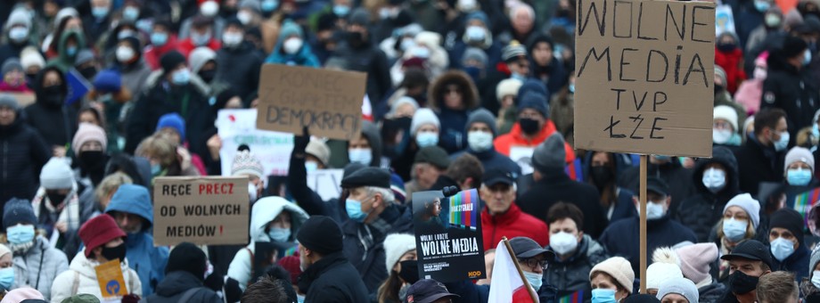 W niedzielę Polacy okazywali sprzeciw wobec działań zmierzających do ograniczenia wolności mediów w Polsce na ponad stu demonstracjach. Do godziny 22 pod apelem w obronie TVN podpisało się dwa miliony osób. Kraków, 19 grudnia 2021 r.