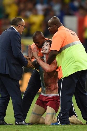 Golas wbiegł na boisko po meczu Szwajcaria - Francja