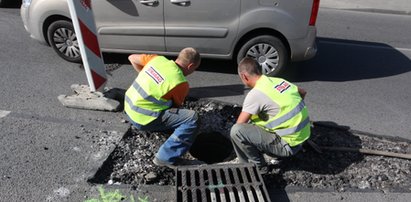 Wymieniają studzienki na Łostowickiej