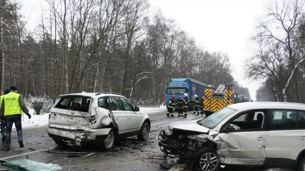 Siła uderzenia wyrzuciła silnik pod jadące BMW