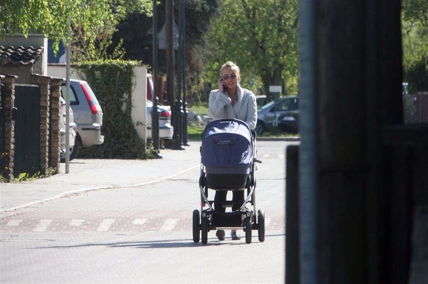 Książkiewicz z dzieckiem, a Latek się bawi