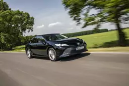 Toyota Camry 2.5 Hybrid – oszczędniejsza od Yarisa! | TEST