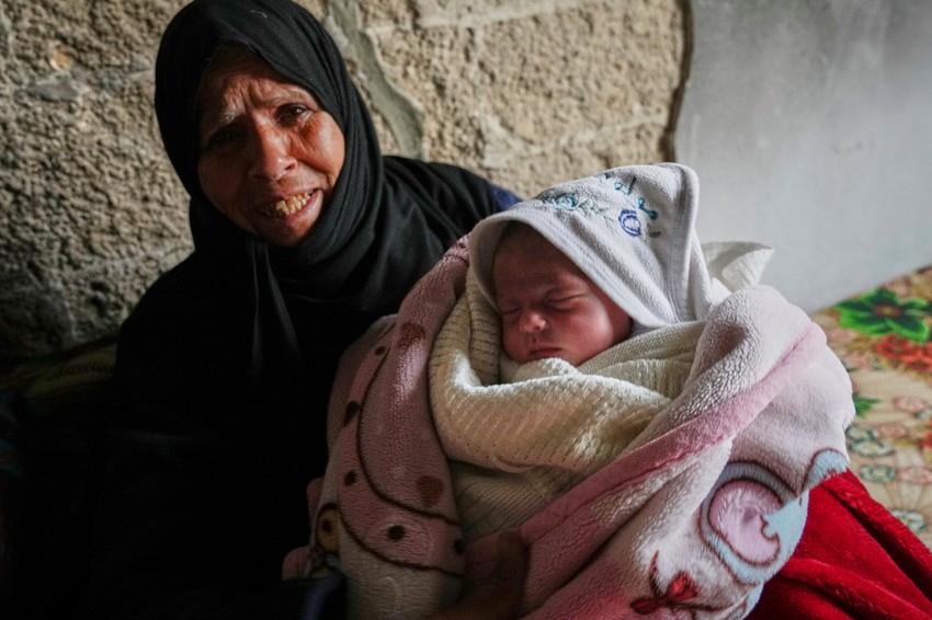 Ela Osama Abu Daga, stara svega 25 dana, u naručju svoje rođake Suad Abu Daga nakon što je izvučena iz ruševina u Kan Junisu