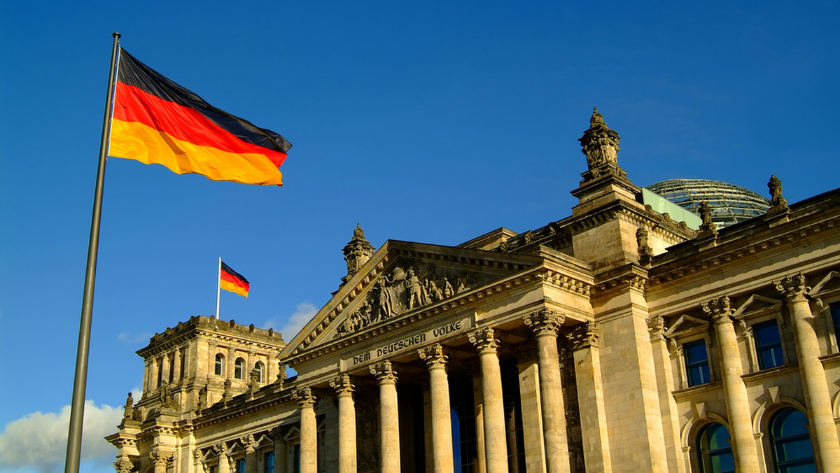Krytyka Europejskiego Banku Centralnego prowadzi w Niemczech do wakacyjnych rozważań nad możliwością wyjścia z Unii. "Grozi nam debata na temat wyjścia Niemiec z UE, czyli dexitu" – ogłosił tygodnik "Spiegel". Jak czytamy w "Rzeczpospolitej" problemem jest polityka EBC, która z punktu widzenia Niemiec jest "szkodliwa".