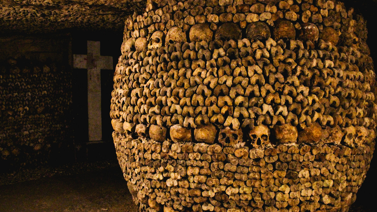 Paryskie podziemia są wypełnione szczątkami ok. 6 mln osób. Niektóre pochodzą nawet sprzed 1200 lat.