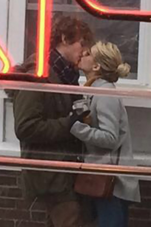 Evan Peters i Emma Roberts przyłapani przez paparazzich