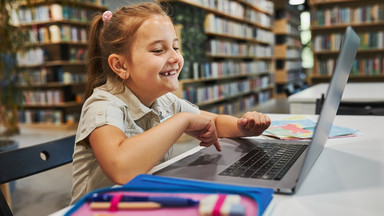 Będą darmowe laptopy dla uczniów. Kiedy i jaki sprzęt otrzymają?