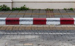 Wypadek na terenie należącym do firmy, ale w drodze do pracy