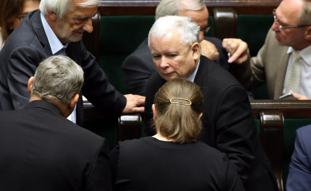 "Fakt": Jarosław Kaczyński nie zgodził się na przewalutowanie kredytów. "Frankowicze głosują na Petru"