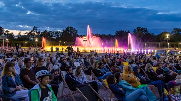 Szum Fontanny, zielona Pergola, a nad głową gwiazdy. Trudno o lepszą scenerię do kina plenerowego we Wrocławiu. 