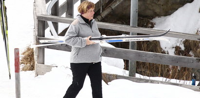 Zmęczona Merkel sama nosi narty