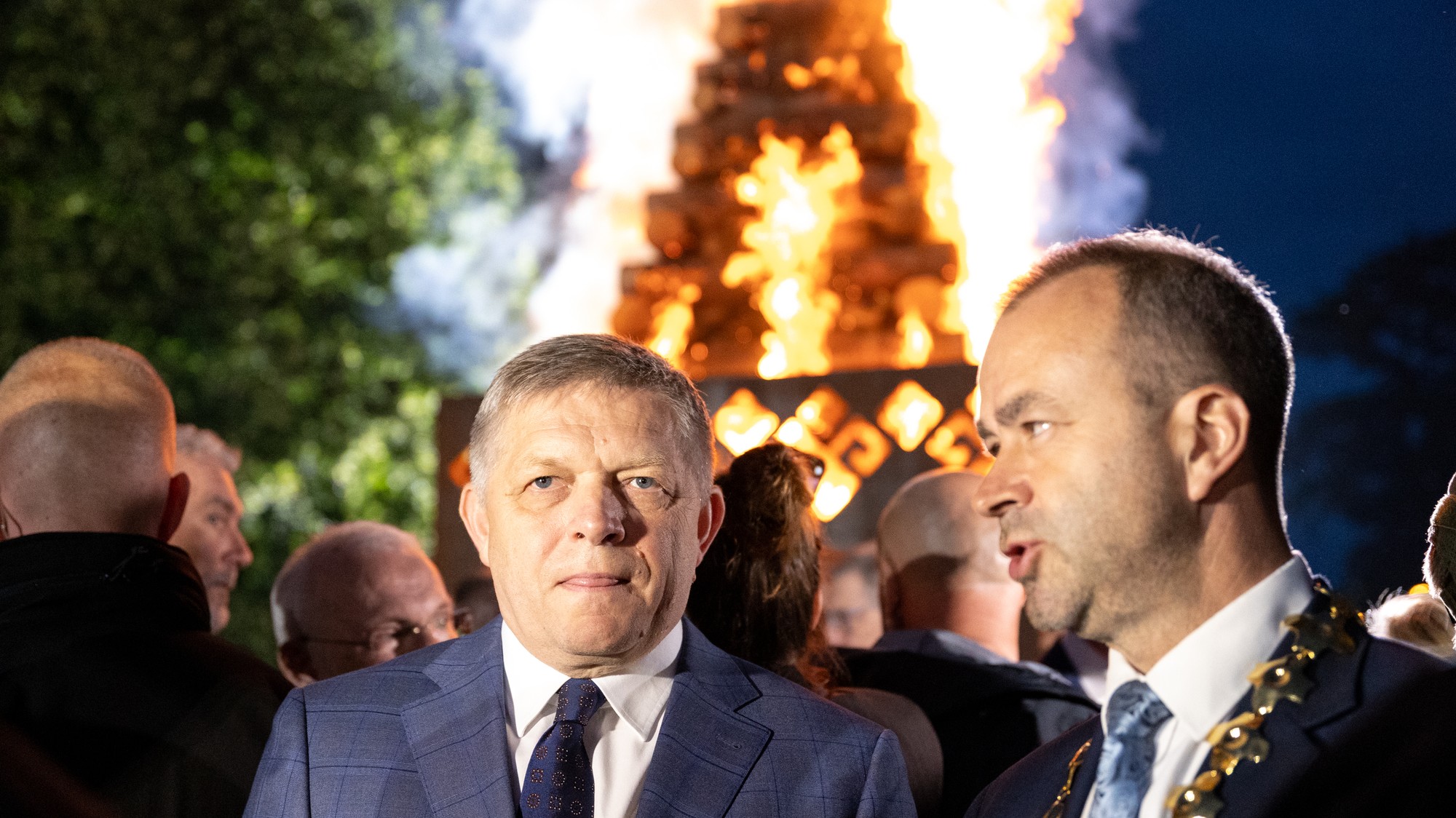 Premiér Robert Fico navštívil Oslavy zvrchovanosti Slovenska, kde večer zapálil vatru a pozdravil sa s množstvom ľudí