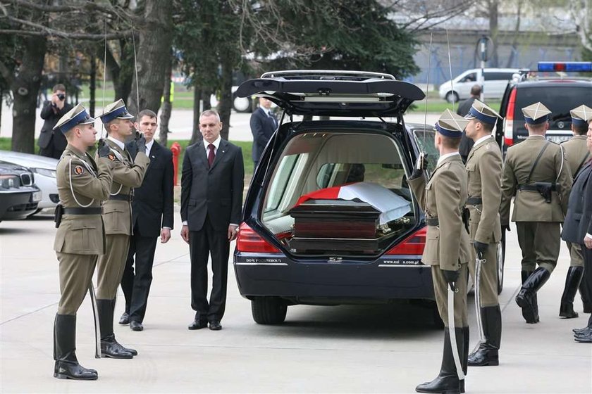 Niestety śmierć prezydenta Lecha Kaczyńskiego i towarzyszącej mu delegacji nie dla wszystkich to podniosłe wydarzenie. W internecie pojawili się oszuści, którzy żerują na ofiarach katastrofy prezydenckiego samolotu