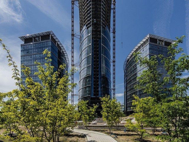 Plac projektowała belgijska pracownia Wirtz International Landscape Architects – wśród projektów architektów są m.in. ogrody Pałacu Elizejskiego, Jardin du Carrousel w Ogrodach Tuileries w sercu Paryża, czy Jubilee Park w londyńskim Canary Wharf.