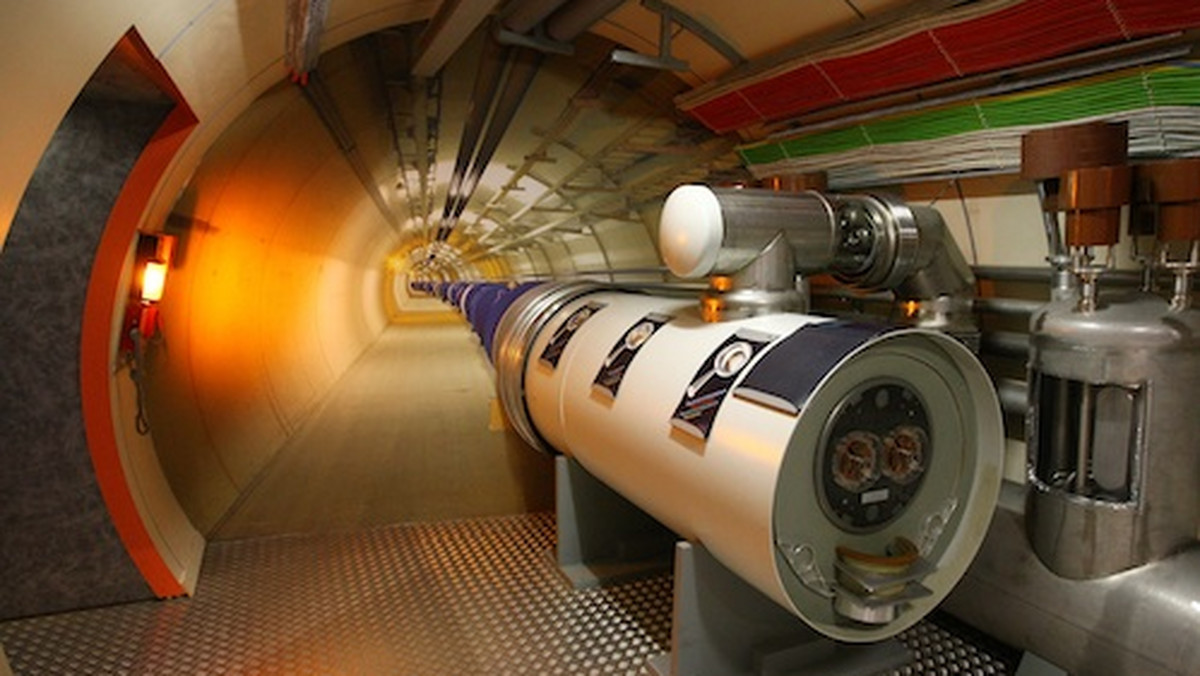 Przez 0,2 sekundy udało się przetrzymać 38 atomów antywodoru w magnetycznym potrzasku. To przełom i olbrzymi sukces CERN, który może nas wreszcie przybliżyć do poznania zagadki powstania Wszechświata. Watykan jest na razie bezpieczny.