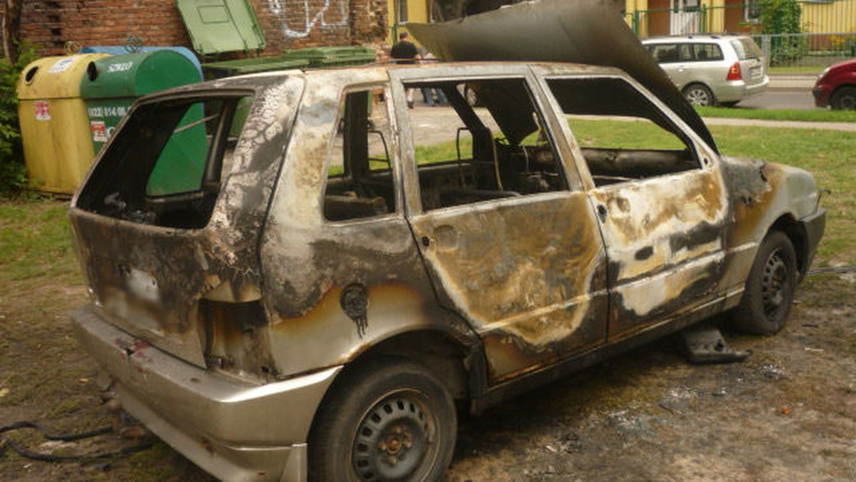 Spalony fiat uno, rozpadający się żuk, zdezelowany maluch, a nawet pozostawiony na parkingu... jaguar – to tylko niektóre z wraków samochodowych, które w ubiegłym roku usunęli z warszawskich ulic strażnicy miejscy. Mundurowi ściągnęli rekordową ich liczbę – ponad dwa tysiące.