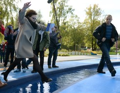 Ewa Kopacz w plenerowej siłowni. Tak premier skakała przez fontannę [ZDJĘCIA]