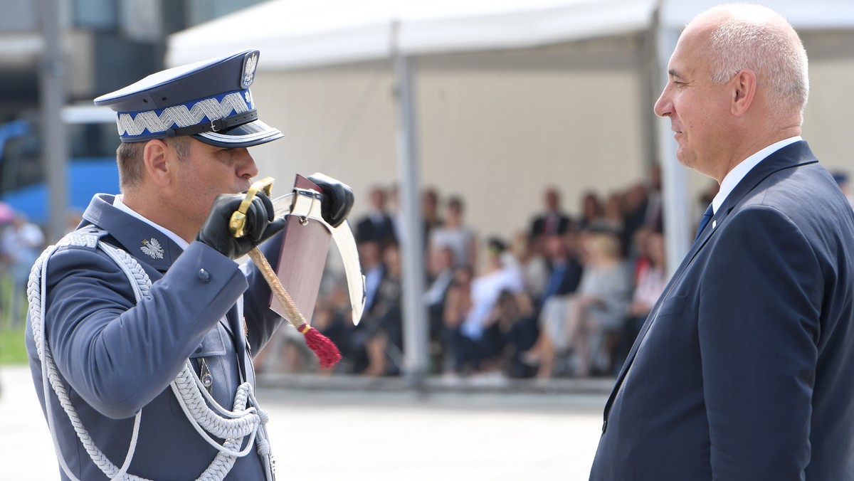 Szef MSWiA Joachim Brudziński na wniosek komendanta głównego policji gen. insp. Jarosława Szymczyka powołał na stanowisko I zastępcy KGP nadinsp. Dariusza Augustyniaka. Funkcję pozostałych zastępców objęli natomiast nadinsp. Kamil Bracha i mł. insp. Tomasz Szymański.