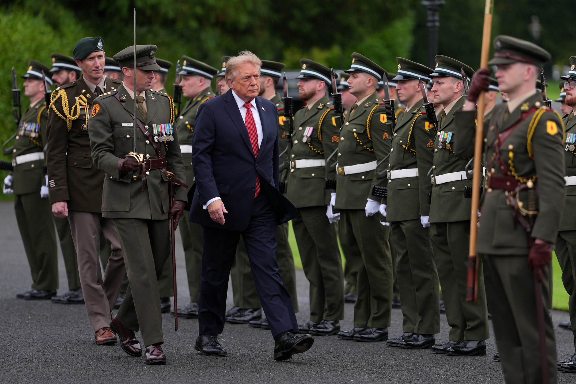 Americký prezident Donald Trump pricestoval na návštevu Írska, stretol sa s prezidentkou Catherine Connollyovou.