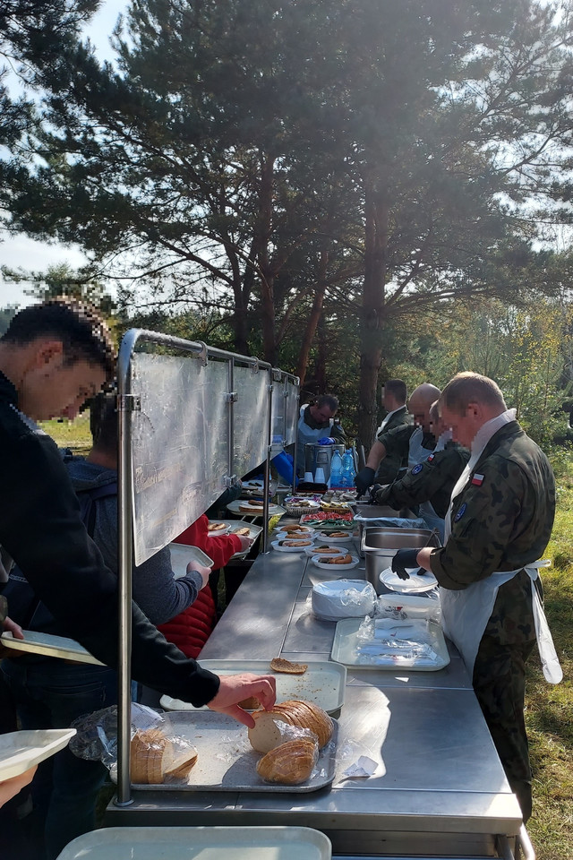 Wydawanie posiłku w punkcie taktycznym w Sokołowie pod Sieradzem