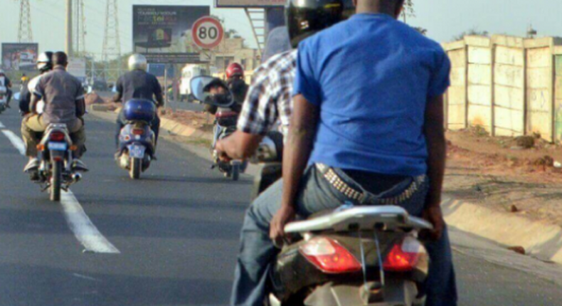 Des motocyclistes sur une autoroute à Dakar