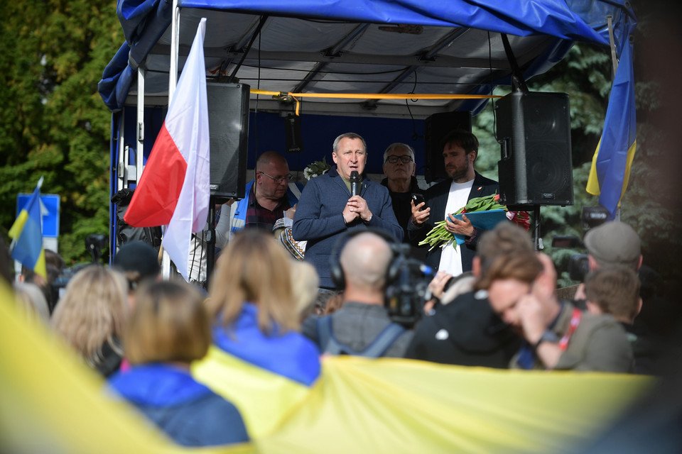  Ambasador Ukrainy w Polsce Andrij Deszczycia (C) podczas Marszu Wdzięczności w Warszawie