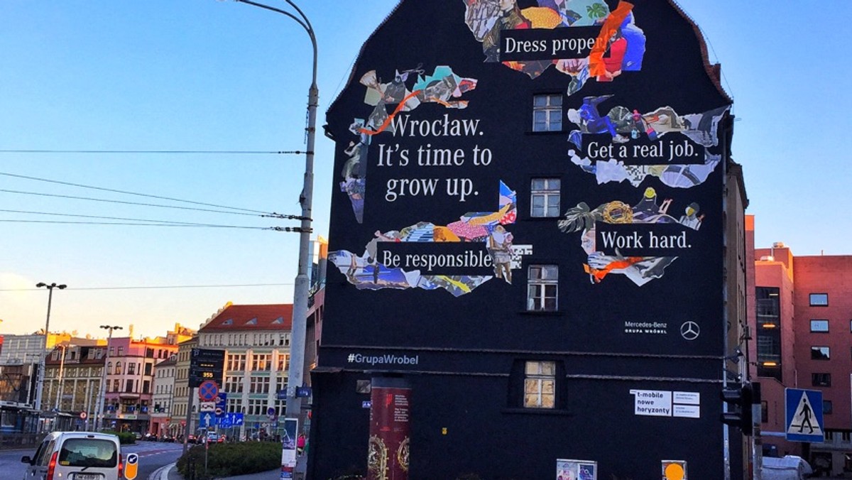 Nowy mural, który pojawił się na ścianie kamienicy przy skrzyżowaniu Kazimierza Wielkiego i Ruskiej we Wrocławiu wywołał spore kontrowersje, zwłaszcza wśród miejskich aktywistów. Ich zdaniem, pod pozorem akcji społecznej – w dodatku za zgodą miasta – Grupa Mercedes umieściła na budynku reklamę.